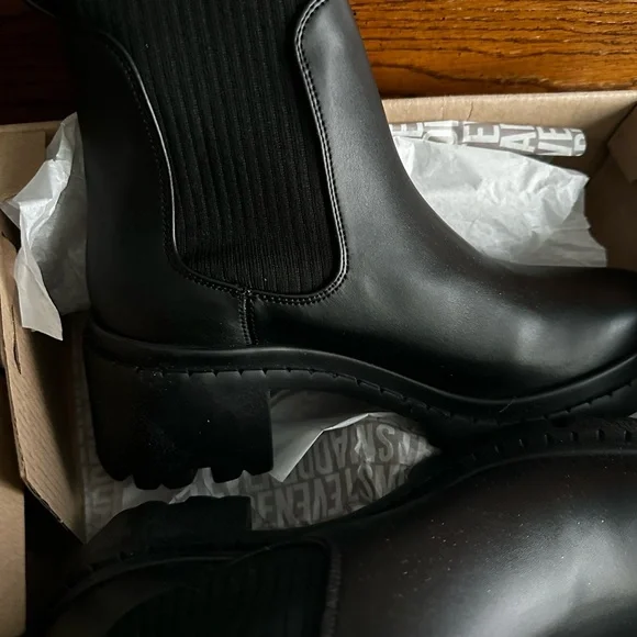 New boots. I bought them for a trip but ended up not bringing them. - Picture 3 of 5